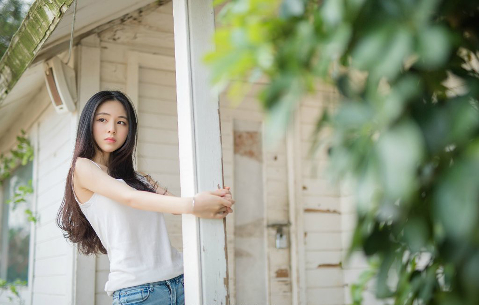 与此同时，远在襄阳的诸葛亮也收到了刘备撤兵回荆州的消息，心中彻底松了口气。
